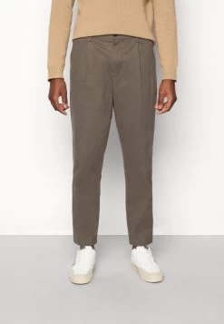 Minimum Pleat- Chinos - Major Brown